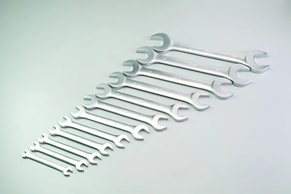 Двусторонний рожковый гаечный ключ с матовой отделкой